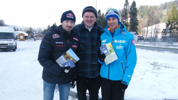 Pastor Jan Byrt (Mitte) wird von den Skispringern Adam Malysz (li.) und Piotr Zyla unterstützt
