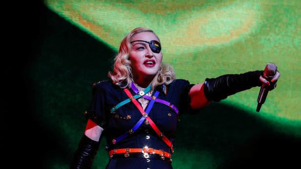 Madonna gurgelte französische Hymne mit dem Bier eines Fans