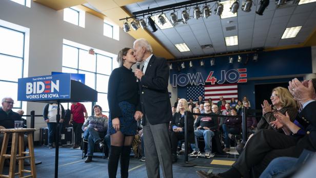 Joe Biden und Finnegan Biden bei einem öffentlichen Auftritt in Dubuque, Iowa.