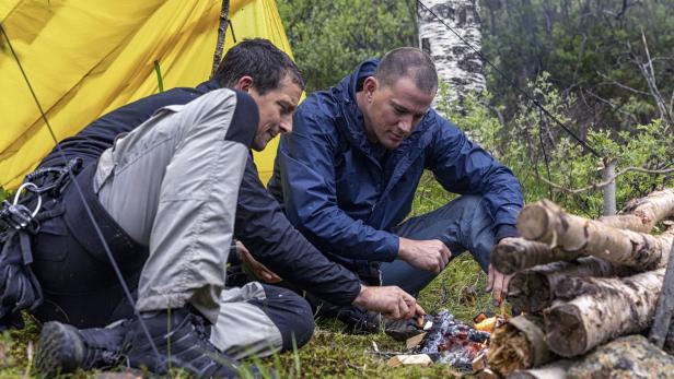 Auf &quot;National Geographic&quot; läft seit Ende Jänner Bear Grylls’ (li.) neue Survival-Doku mit Stars, hier im Bild mit Channing Tatum.
