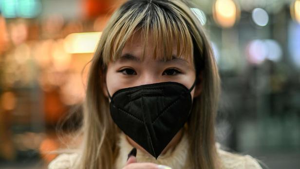 Eine Frau wird am Mexico City International Airport mit einer Schutzmaske fotografiert.