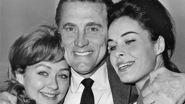 Kirk Douglas posierte 1959 mit den deutschen Schauspielerinnen Christine Kaufmann (l) und Barbara Rütting, den Hauptdarstellerinnen in dem Film &quot;Stadt ohne Mitleid&quot;. Douglas starb unlängst, nun folgte ihm Barbara Rütting