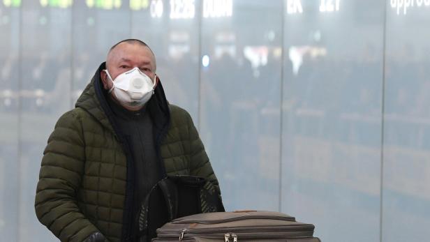 Ein Passagier mit Schutzmaske aufgenommen am Donnerstag, 6. Februar 2020, am Flughafen Wien-Schwechat.