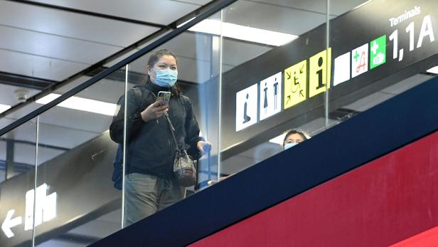 Passagier mit Schutzmaske am Flughafen Wien-Schwechat