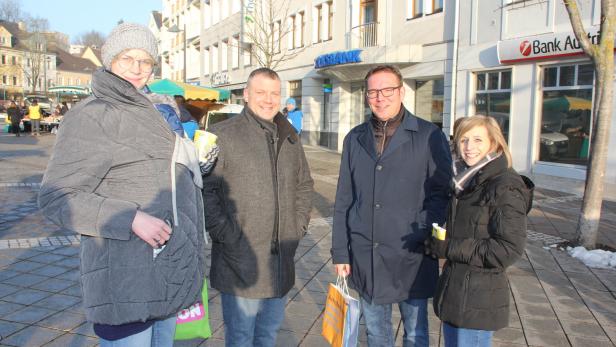 Im Wahlkampf noch Konkurrenten sind sie künftig Partner: ÖVP-Bürgermeisterkandidat Haberhauer (2.v.r.) mit den Grünen Dominic Hörlezeder (2. v. l.) und Sarah Huber (r.)