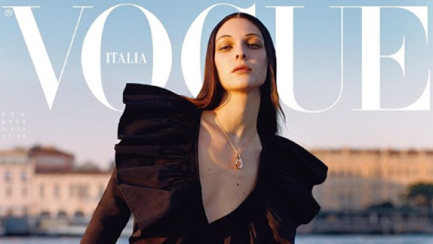 Vogue: Warum das Model auf dem neuen Cover eine IBAN-Tafel hält