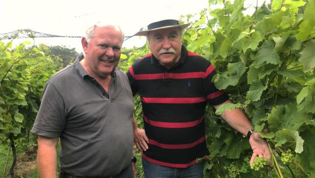 Willi Opitz (re.) mit Robert Francis vom Star Castle Hotel und Weingut in Cornwall, wo der Illmitzer im Rahmen des „Ethic Winemaking“ sein Wein-Know-how einbringt