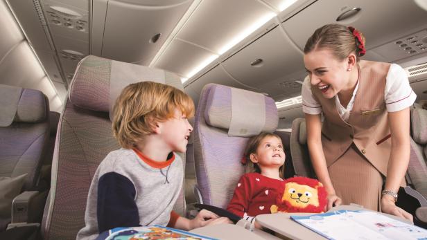Airlines versuchen, Kinder bei Laune zu halten. Besonders für mehr Familien-Komfort sind über 60 Prozent der Eltern bereit, mehr zu zahlen.