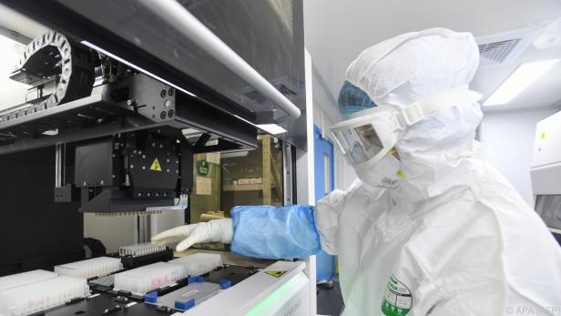 Labortechniker testet Proben von Coronavirus-Verdachtsfällen in Wuhan