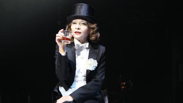 Überaus intensiv: Sona MacDonald als Marlene Dietrich