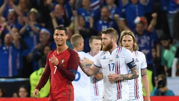 14. Juni in St. Etienne: Portugal - Island 1:1 Gegen den EM-Debütanten versuchen es die Portugiesen offensiv, aber erfolglos. Nani trifft zwar zum 1:0, Islands Birkir Bjarnason gelingt aber kurz nach der Pause der Ausgleich. Das Siegtor gelingt Portugal trotz zahlreicher Chancen nicht. Cristiano Ronaldo kritisiert die &quot;kleine Mentalität&quot; der Isländer.