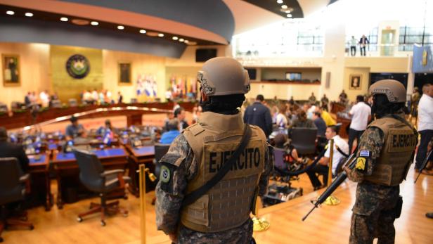 El Salvador: Militärs stürmen Parlament