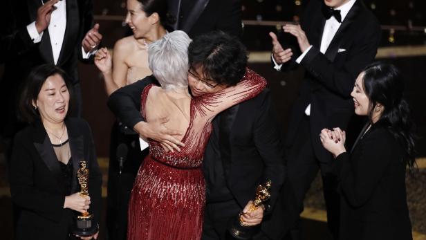 Jane Fonda gratuliert Bong Joon-ho für seinen Oscar für Bester Film