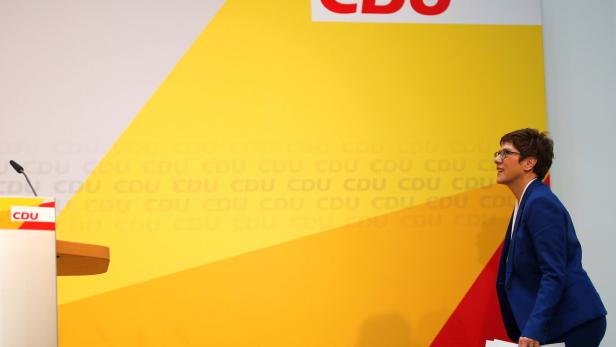 AKK wirft hin, will aber bis Dezember CDU-Vorsitzende bleiben