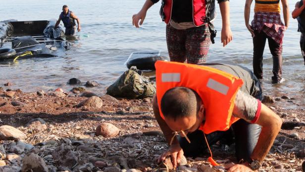 Flüchtlinge retten sich in Lesbos ans Ufer.