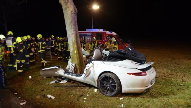 Mit Porsche gegen Baum gekracht: Lenkerin in kritischem Zustand