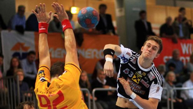Ein Handballspieler wirft den Ball während eines Spiels.