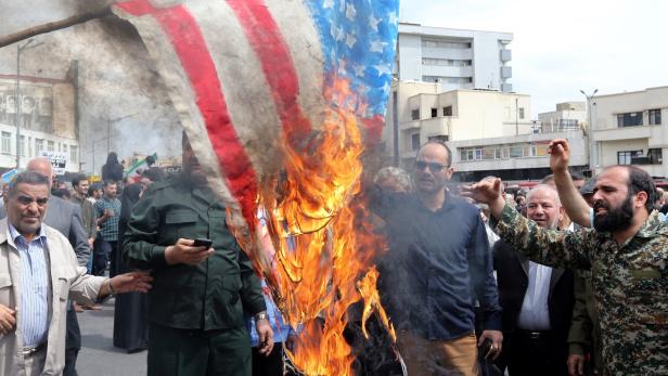 Flaggen zum Verbrennen: Wie eine iranische Firma mit Hass reich wird