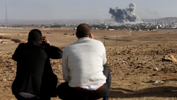 Explosionen über Kobane von türkischem Territorium aus beobachtet.