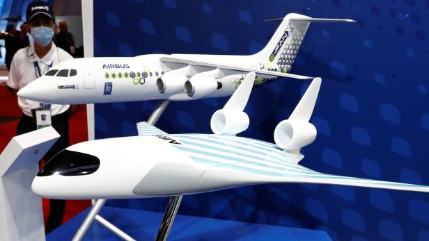Modelle von Airbus Maveric und E-Fan-X-Flugzeugen bei der Luftfahrtmesse in Singapur