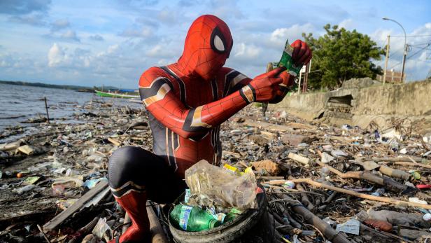 Auf Sulawesi räumt Spiderman den Strand auf
