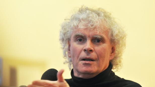 epa03631956 Sir Simon Rattle, Conductor of the Berlin Philharmonic and Music Director of the Easter Festival answers journalists&#039; questions at the Festspielhaus in Baden-Baden, Germany, 19 March 2013. EPA/ULI DECK