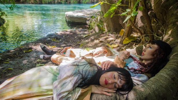 CocoRosie: Die beiden Casady-Schwestern entspannen sich von der Album-Produktion.