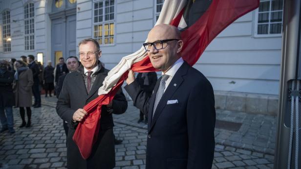 Stelzer und Seeber hissen die Oberösterreich-Fahne bei der Hofburg