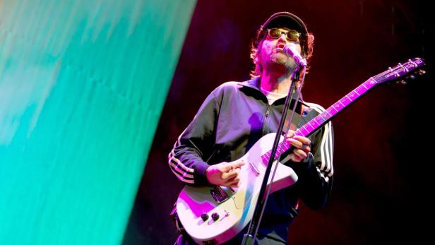 epa03654425 Lead singer of US band Eels, Mark Oliver Everett performs during a concert at the Tempodrom in Berlin, Germany, 08 April 2013. EPA/MARC TIRL