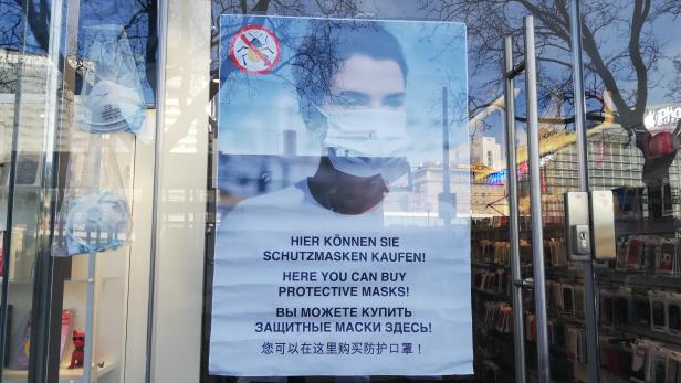 Schutzmasken im Handyshop:  Das Geschäft mit der Corona-Angst