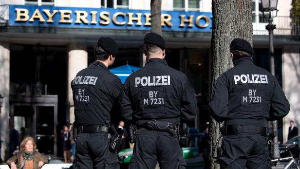 Massives Polizeiaufgebot in München vor dem Bayerischen Hof