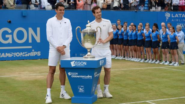 Andy Murray und Milos Raonic mit der Trophäe bei den Aegon Championships.