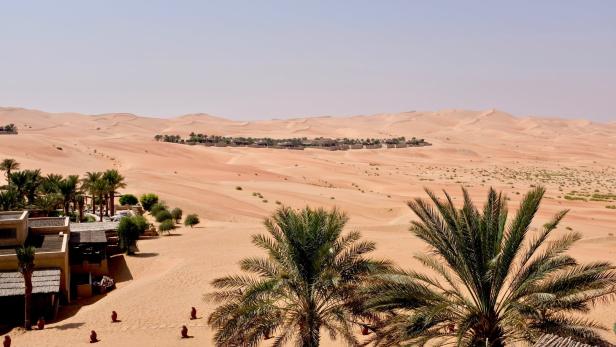 Die Weite und die Stille der Wüste Rub al-Chali sind den Abstecher vom quirligen Leben in der Stadt Abu Dhabi wert