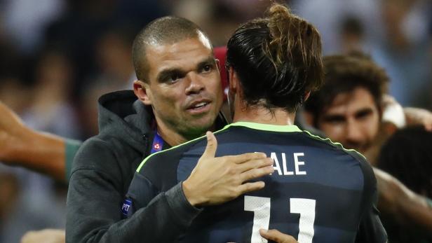 Trostspender: Der verletzte Pepe tröstet Real-Kollegen Bale.