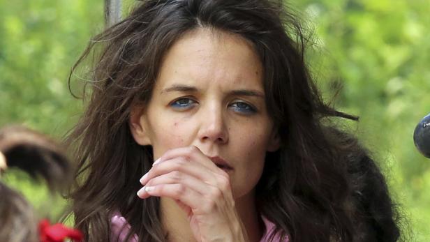 Ein Porträt von Katie Holmes mit dunklen Haaren und blauem Eyeliner.