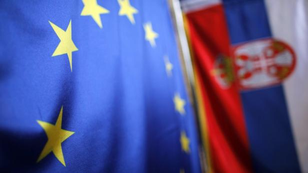 Serbian (R) and EU flags are seen inside a shop in Belgrade in this December 8, 2011 file photo. Serbia and its former province of Kosovo struck an historic deal on April 19, 2013 to settle their fraught relations, opening the door to European Union membership talks for Belgrade in a milestone for the region&#039;s recovery from the collapse of Yugoslavia. Picture taken December 8, 2011. REUTERS/Marko Djurica/Files (SERBIA - Tags: POLITICS)