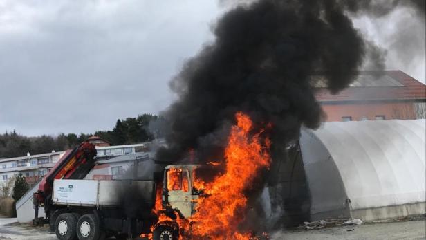 Bezirk Oberwart: Lastwagen stand im in Flammen