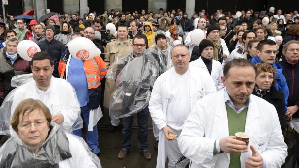 Teilnehmer an der Betriebsversammlung der AKH-Ärzte vor der Medizinischen Universität Wien.