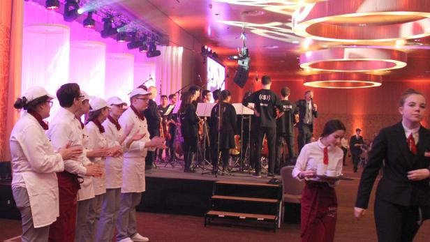 Hotel-Schüler_innen bedienen 500 Gäste, Jugendorchester auf der Bühne liefert kulturellen Genuss