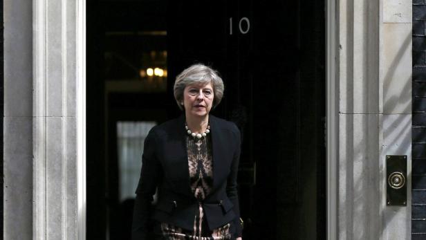 Britain's Home Secretary, Theresa May, leaves afte Konservative Kontrahentinnen: Theresa May (59, li.) will in Downing Street 10 einziehen und hat gute Chancen ...