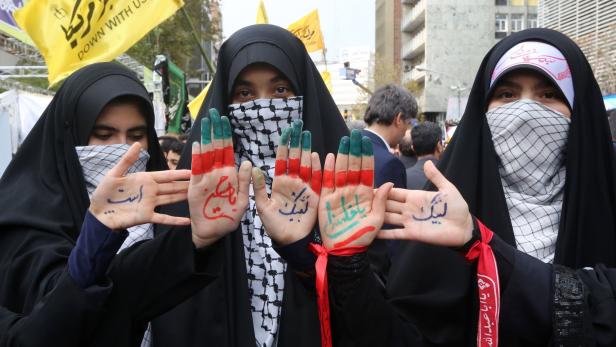 Streng-religiöse, verschleierte, iranische Frauen bei einem Gedenkmarsch zur Islamischen Revolution, im November 2019