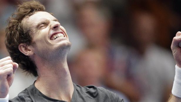 Ein Tennisspieler jubelt mit geballten Fäusten und verzerrtem Gesichtsausdruck.