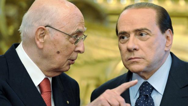Italy&#039;s Prime Minister Silvio Berlusconi speaks to President Giorgio Napolitano (L) during Berlusconi&#039;s swearing-in ceremony at Quirinale palace in Rome in a May 8, 2008 file photo. Berlusconi said Eluana Englaro, who died in the middle of a debate about her right to die after 17 years in coma, had been killed and the head of state was among those responsible. &quot;Eluana did not die a natural death, she was killed,&quot; the conservative premier told Libero newspaper, blaming Italy&#039;s leftist President Giorgio Napolitano for rejecting an emergency decree that would have forced doctors to resume feeding her. REUTERS/Chris Helgren (ITALY)