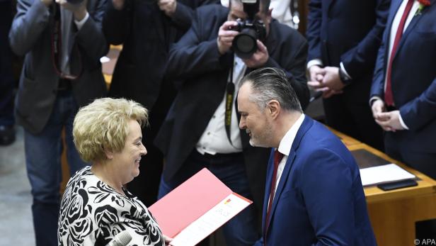 Doskozil bekommt die Bestellungsurkunde von Landtagspräsidentin Dunst