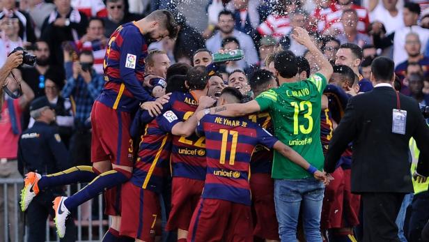 Barcelona-Spieler feierten in Granada den Titelgewinn.