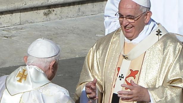 Papst Franziskus trifft eine andere hochrangige Person in religiöser Kleidung.