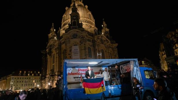 Höcke bei Pegida-Kundgebung in Dresden: Tausende protestierten