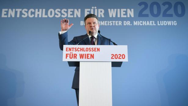 Ludwig beschwörte am Dienstag die historischen Errungenschaften der Wiener Sozialdemokratie, auf der Bühne fand man aber kein SPÖ-Logo.