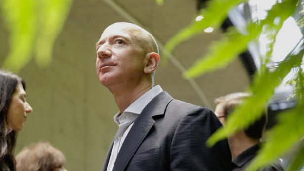 Amazon-Chef Jeff Bezos will für den Umweltschutz zehn Milliarden US-Dollar spenden. Der CO₂-Abdruck von Amazon selbst ist jedoch groß.