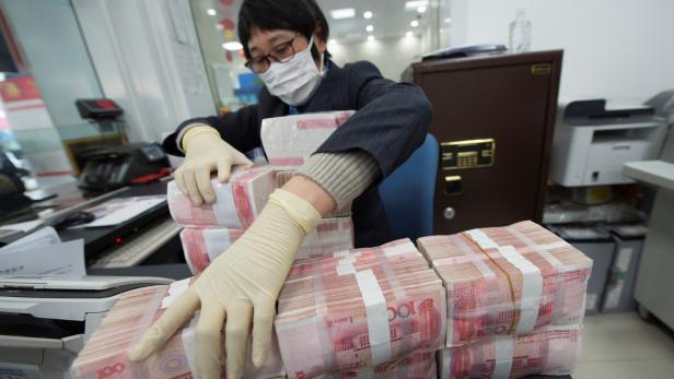 Millionen an Geldscheinen werden in China jetzt sterilisiert.
